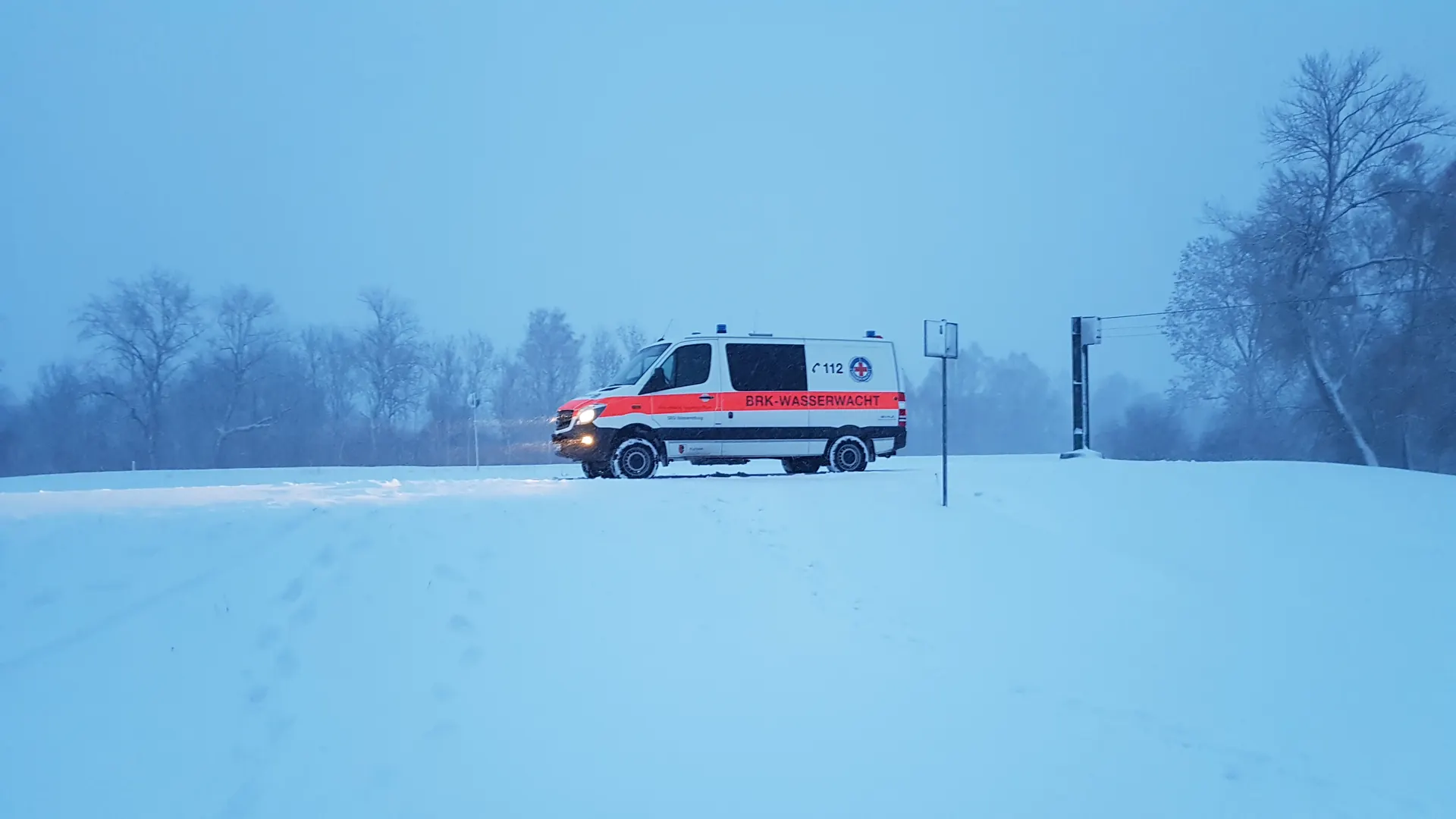 Einsatzfahrzeug der BRK-Wasserwacht im Winter