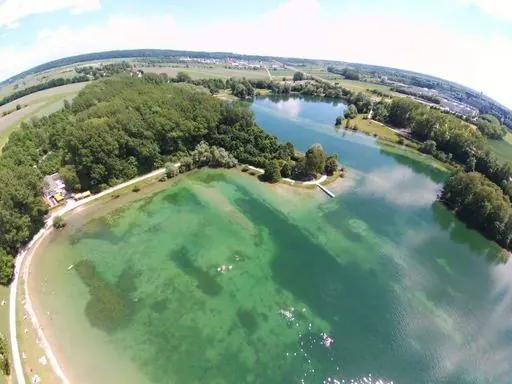 Blick auf die Wachstation am Autobahnsee