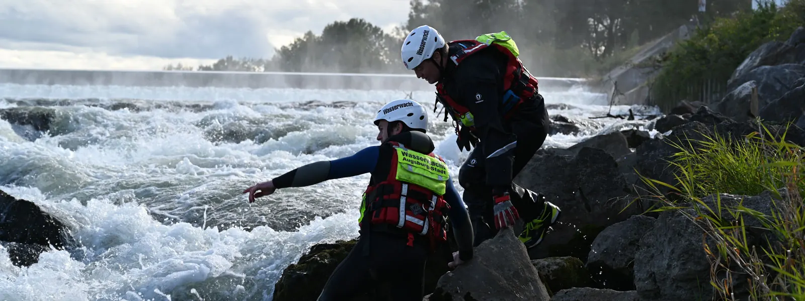 Rettungsschwimmer der Wasserwacht Augsburg-Stadt im Wildwasser